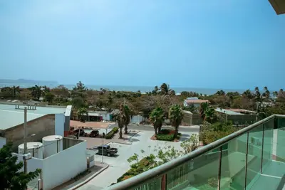 Image de Nouvel appartement moderne et confortable à distance de marche de la plage!