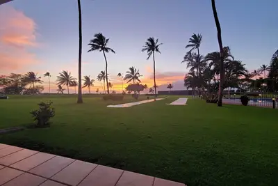 Image de Condo face à la mer au rez-de-chaussée avec 2 lits et vue sur l'océan près de la piscine! Idéal pour les familles