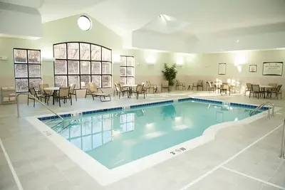 Image de Suite King Équipée | Centre de remise en forme 24h, piscine intérieure + bain à remous partagé