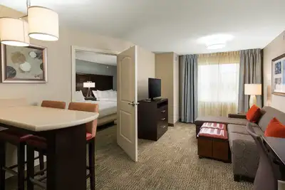 Image de Suite entièrement équipée | Accès à la piscine intérieure + petit déjeuner gratuit!