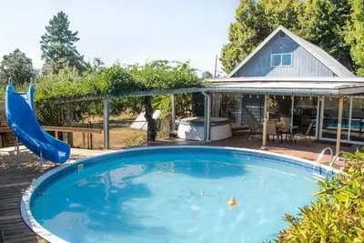 Image de Creswell Historic Farmhouse w / Pool + Spa - 15min Ă Eugene, U of O, & Wineries!