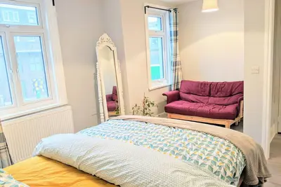 Image de Belle maison de 4 chambres et 2 salles de bain dans un emplacement central avec jardin arrière