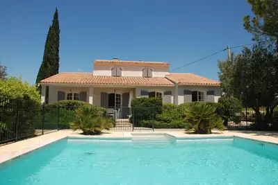 En Provence  située au milieu des vignes avec vue imprenable et piscine