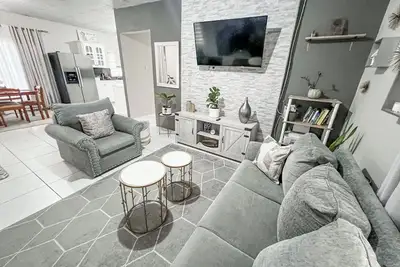 Image de Maison confortable de 2 chambres dans un quartier résidentiel.