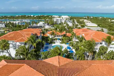 Image de Récemment rénové, très spacieux chalet avec vue sur l'océan donnant sur la piscine! !
