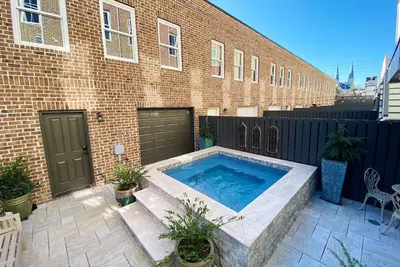Image de Maison haut de gamme avec bassin profond et parking, par Lucky Savannah!