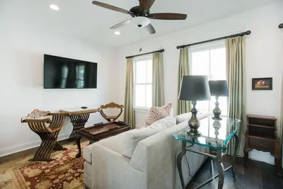 Lumineux, nouvellement construit, Carriage House par Lucky Savannah