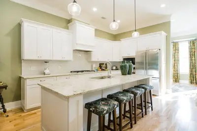 Image de Plunge Pool and Parking, 3 Stories in Historic Downtown by Lucky Savannah