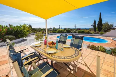 Image de Villa avec piscine et vue mer. Endroit calme, plage et restaurants à proximité.