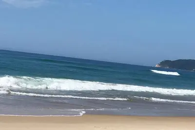 Image de Maison à côté des bois, de la plage et du lagon.