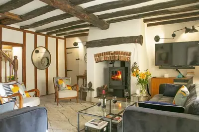 Image de Un charmant chalet d'époque en brique et silex dans le village préservé de Stanhoe.