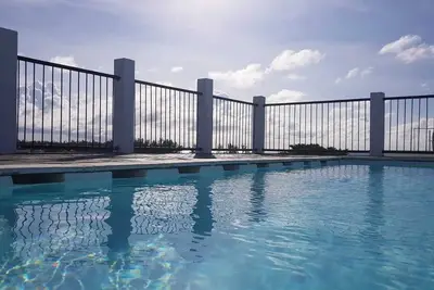 Image de Appartement moderne et piscine avec méga vues