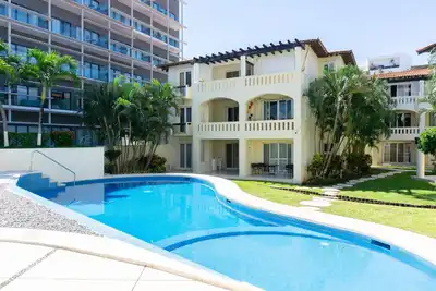 Image de Deluxe 2 Bedroom condo for Budget traveler just steps from the Beach!