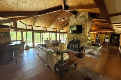 Image de Frank Lloyd Wright a inspiré la maison dans un cadre idyllique