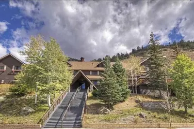 Image de Historique restauré High Sierra Alpine Lodge en juin Lake California