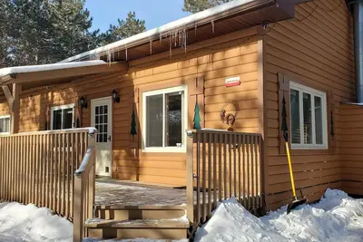 Image de Magnifique chalet dans une forêt avec de superbes équipements