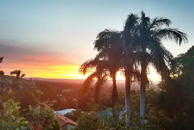 Image de Profitez du divertissement en plein air et de la piscine avec une vue imprenable sur l'arrière-pays