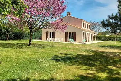 Image de Spacieuse maison familiale bord de mer avec grand jardin