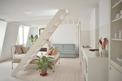 Image de Lumière d'été : nid d'architecte entre les toits
