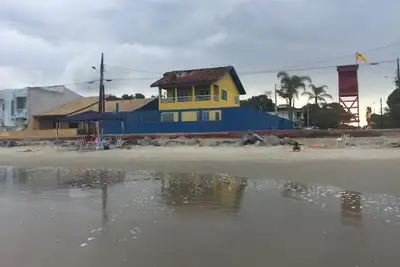 Image de Maison pied bleu jaune dans le sable