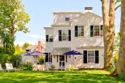 Image de Aile arrière de la maison du capitaine cinq étoiles à Great Edgartown Village