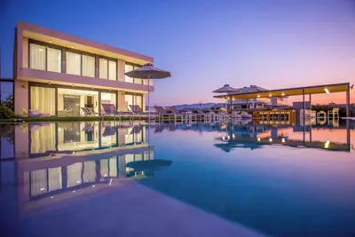 Image de Villa de luxe en front de mer avec piscine à débordement de 100 m2 et jacuzzi sur la plage