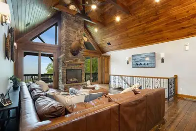 Image de 5br Log Lodge haut de gamme à Blowing Rock, vue sur la montagne, bain à remous, table de billard, bar, 3 suites King!