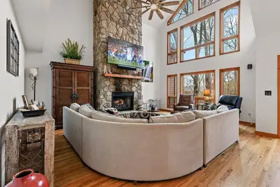 Image de Charmant 4br à Yonahlossee avec vues, bain à remous, table de billard; Équipements du club = piscine intérieure, tennis, salle de sport