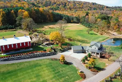 Image de Ferme magnifiquement rénovée à Maple Sugar Camp, à quelques minutes des stations locales!