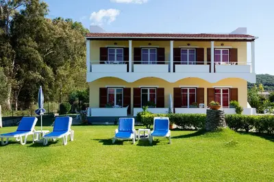 Image de Appartements familiaux en bord de mer dans une immense pelouse près du centre de la station!