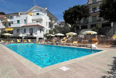 Image de Appartement dans résidence avec piscine