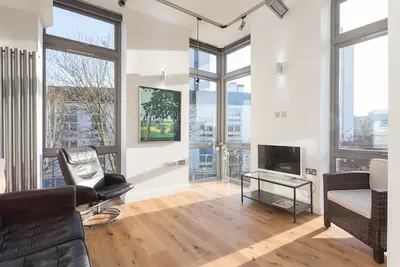 Image de Appartement moderne au dernier étage avec 3 chambres et balcon donnant sur le parc
