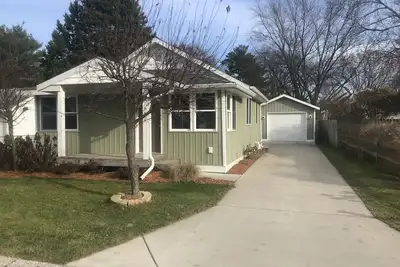 Image de Chalet confortable avec vue sur le lac Spring. Taux d'actualisation disponibles pour les séjours à la semaine