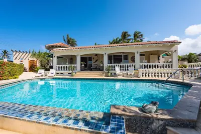 Image de Villa Parfaite Avec Des Vues Et Un Court Distance Aux Plages, Restaurants Et Commerces