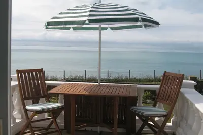 Image de Belle maison au sommet d'une falaise avec une vue imprenable sur la mer - à seulement 10 minutes en voiture de Brighton!