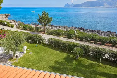 Image de Villa avec accès direct à la plage