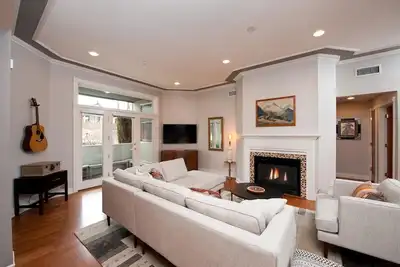 Image de Condo de luxe du centre-ville - 1 pâté de maisons de la rue Main et du train