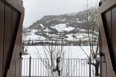 Image de Maison familiale avec cheminée et grenier. Idéal deux familles avec enfants.