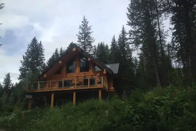 Image de Maison en rondins dorés au-dessus de la vallée