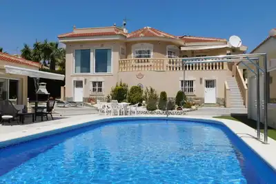 Image de Fantastique et spacieuse villa avec grande piscine privée dans le quartier de Quesada