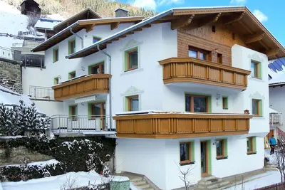 Joli appartement pour 11 personnes avec Wifi, Tv, patio et parking