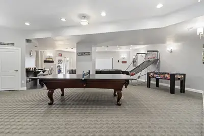 Image de La salle de jeux avec tables de jeux, théâtre, bain à remous et plus encore!