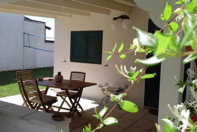 Image de chalet en bord de mer Jolie entourée de verdure dans le centre de Porto Badisco.