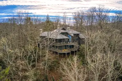 Image de Vue imprenable sur la montagne et le lac à proximité des caissiers dans une grande maison de luxe.