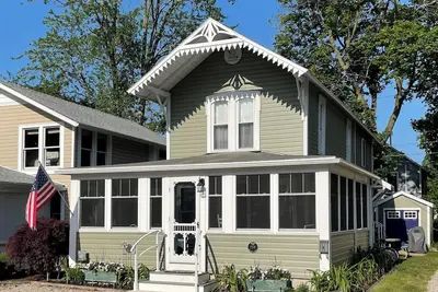 Image de Lakeside Oh Cottage, véranda grand écran, vue sur le lac, étapes pour se garer et faire du shopping