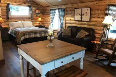 Image de Cabane en rondins confortable dans un bois paisible