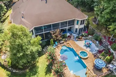 Image de Maison de montagne privée piscine privée salle de jeux salle de théâtre sur 3 hectares