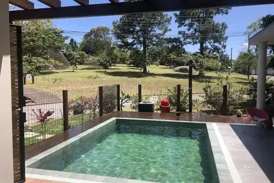 Image de Maison contemporaine près de la plage avec piscine chauffée, bain à remous et barbecue