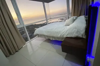 Image de Deluxe End Unit Overlooking Manila Bay