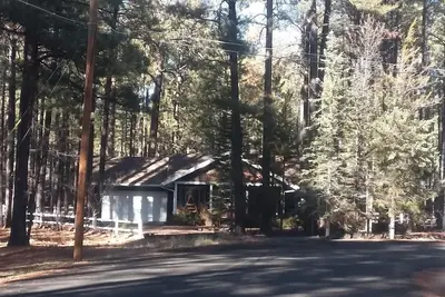 Image de Cabine confortable / charmante dans le Country Club Pinetop. Que l'aventure commence